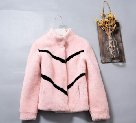 羊羔毛<a href=http://www.htrade.cn/ target='_blank'>面料</a>的特點(diǎn)有哪些？羊羔毛面料多少錢一米？